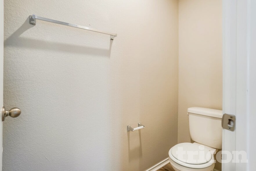 Building Photo - 5300 Saddle Clb Dr