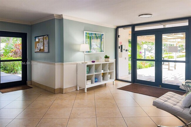 Building Photo - 3200 N Palm Aire Dr