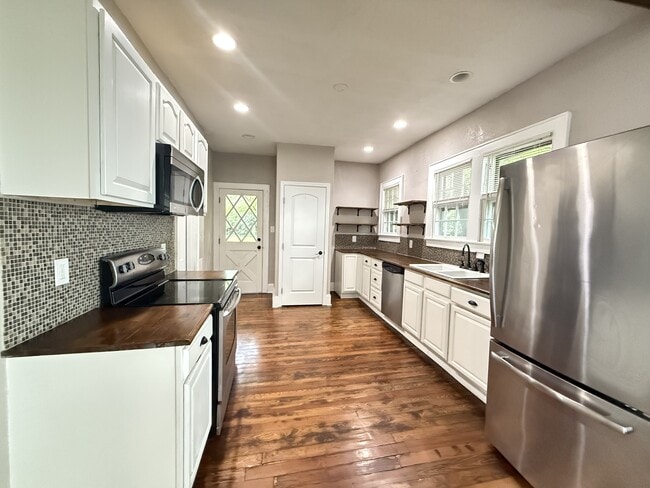 Primary Photo - 2337 Woodbine Ave