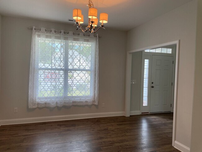 Building Photo - Like new home on cul-de-sac lot with 3 bedrooms, loft and 2.5 bathrooms!