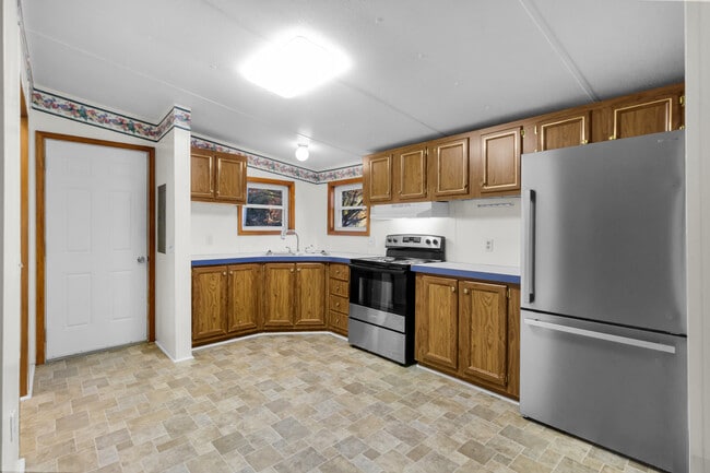 Building Photo - 220 Tree Ln