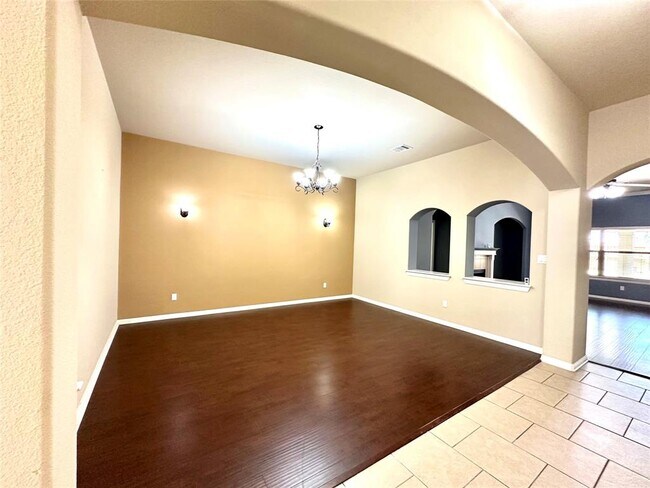 Building Photo - 512 Brown Juniper Way