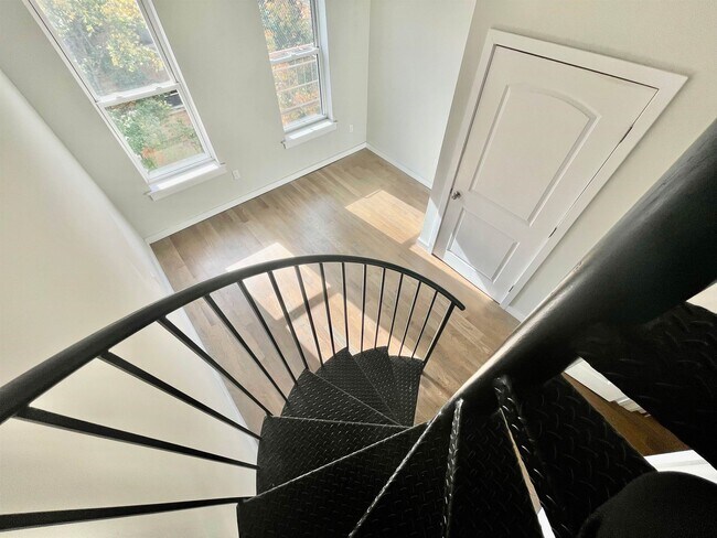 Building Photo - 347 7th St