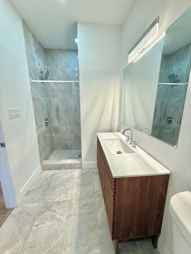 Building Photo - Large Fully Renovated 3Br-2 Full bath apartment!