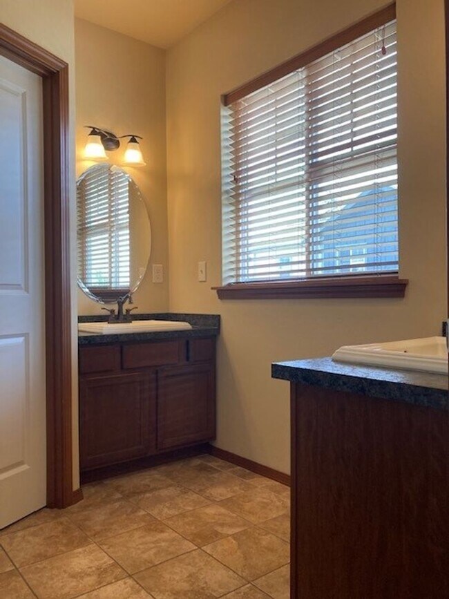 Building Photo - Charming 3 Bedroom 2.5 Bathroom Home