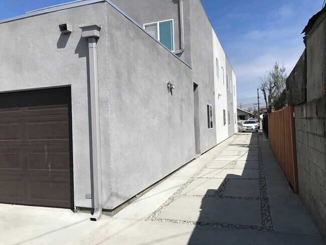 Building Photo - 220 E 61st St