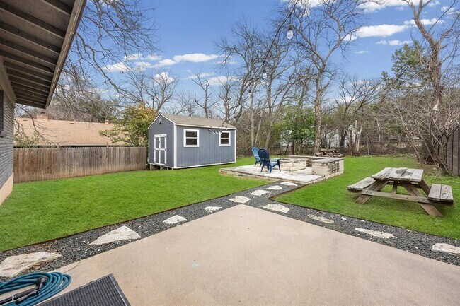 Building Photo - 11301 Oakwood Dr