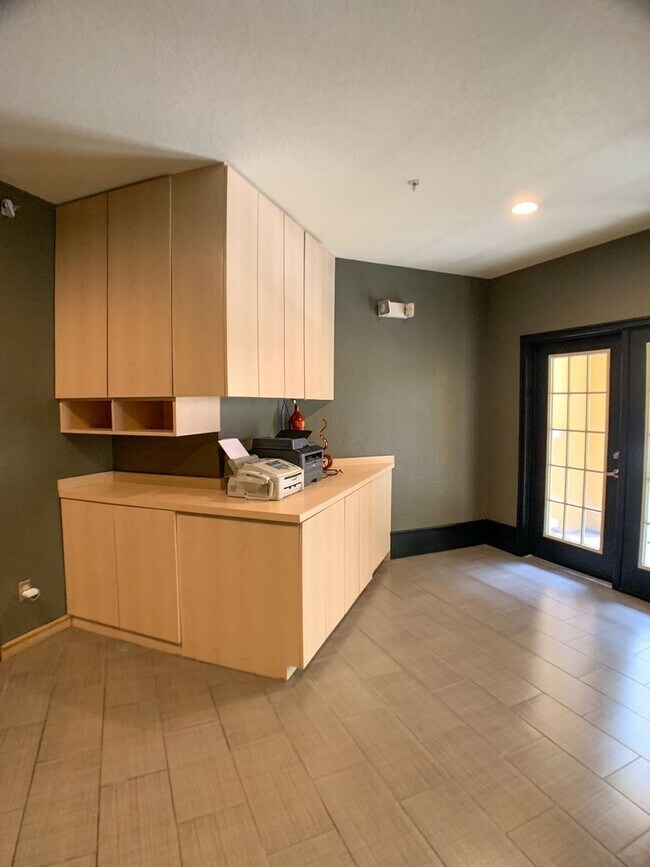 Building Photo - Great 1/1 Condo unit with city view