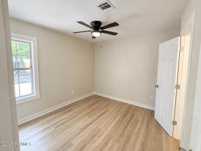 Building Photo - 303 Thelma Dr