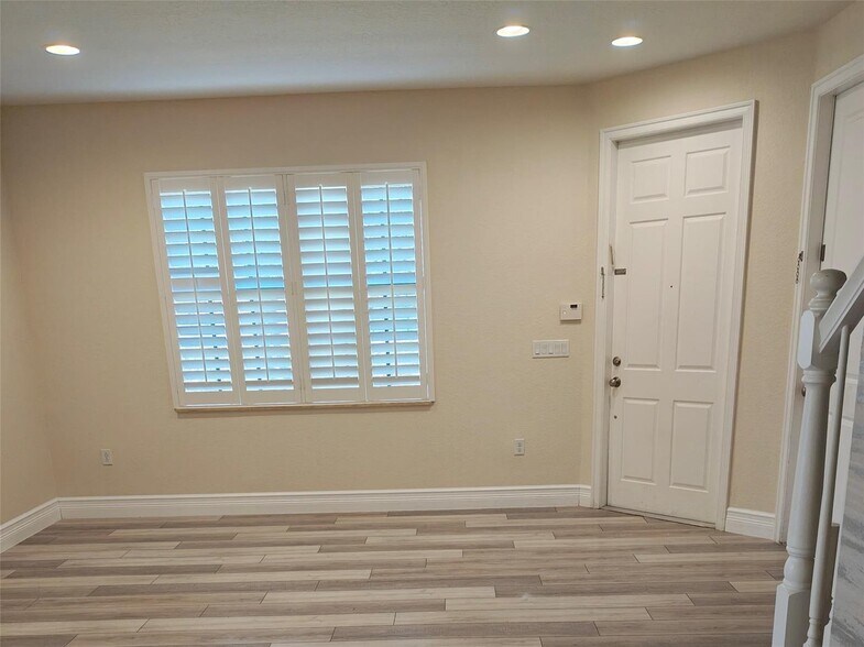 Building Photo - 10845 NW 74th Dr