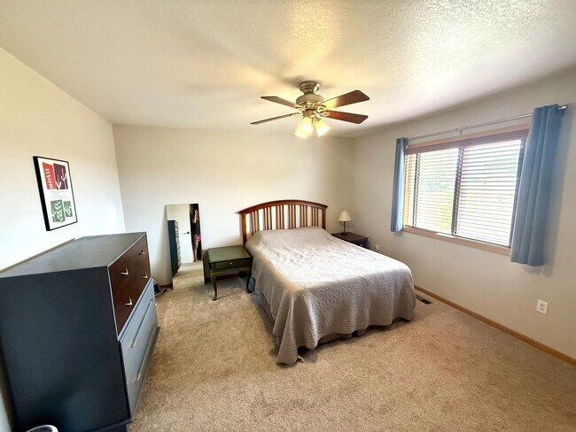 Building Photo - 1724 Canary Pl