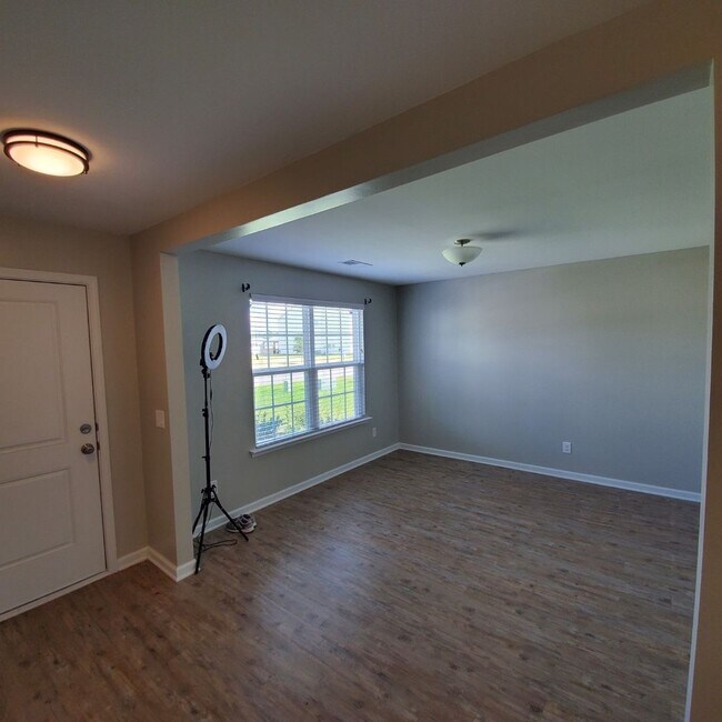 Building Photo - 121 Tupelo Way