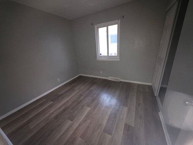 Building Photo - Large 4 Bedroom Single House with finished...