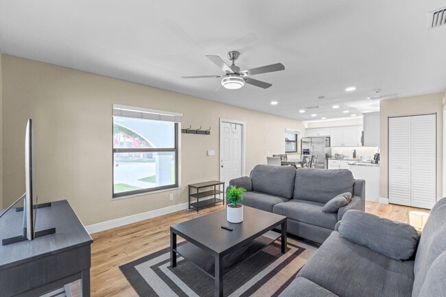 Building Photo - 13155 Southfields Rd