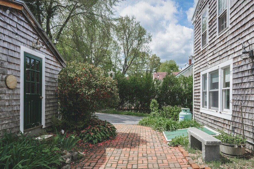 Building Photo - 329 Main St