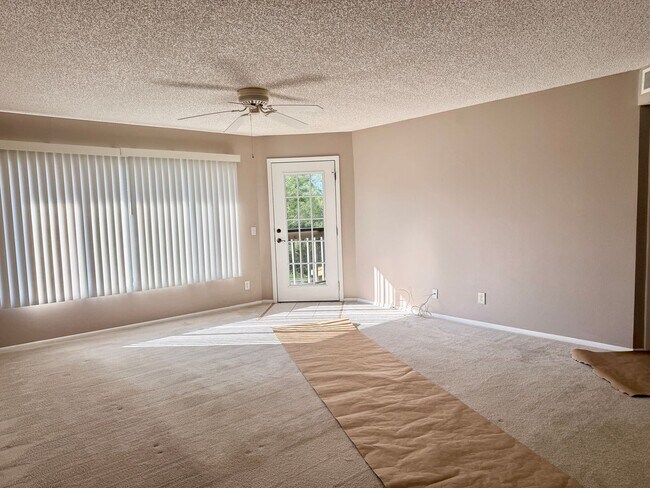 Building Photo - Belleair Village Condo 1/1 Open floor plan