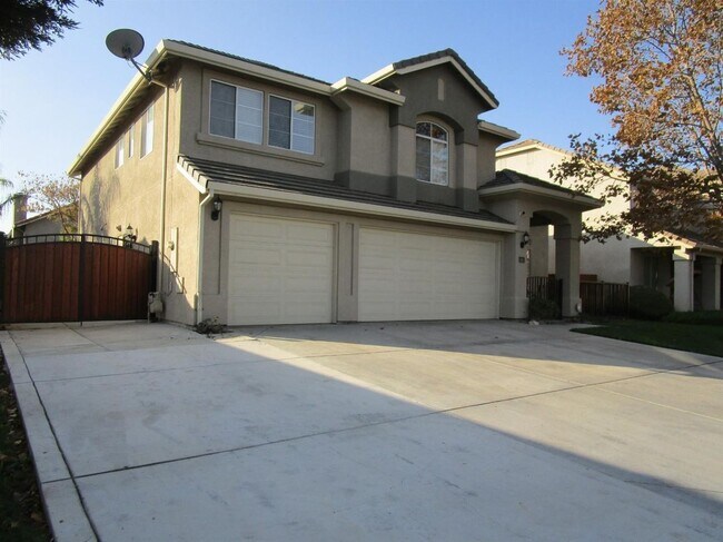 Building Photo - Like Brand New 4 Bedroom 3 Bath Beautiful ...