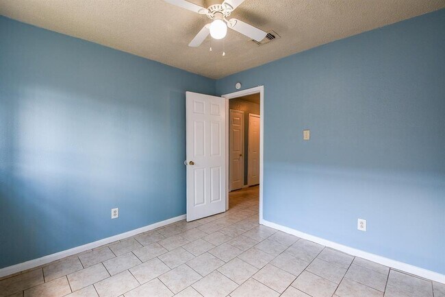 Building Photo - 8714 Valley Song Dr