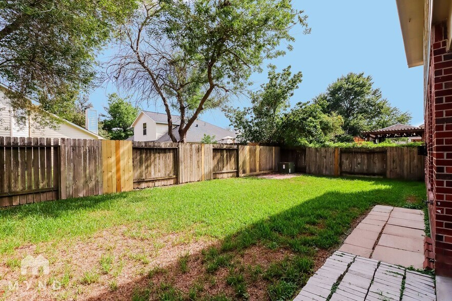 Building Photo - 4914 Forest Hurst Dr