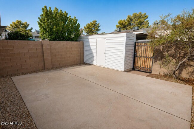 Building Photo - 6624 S Palm Dr