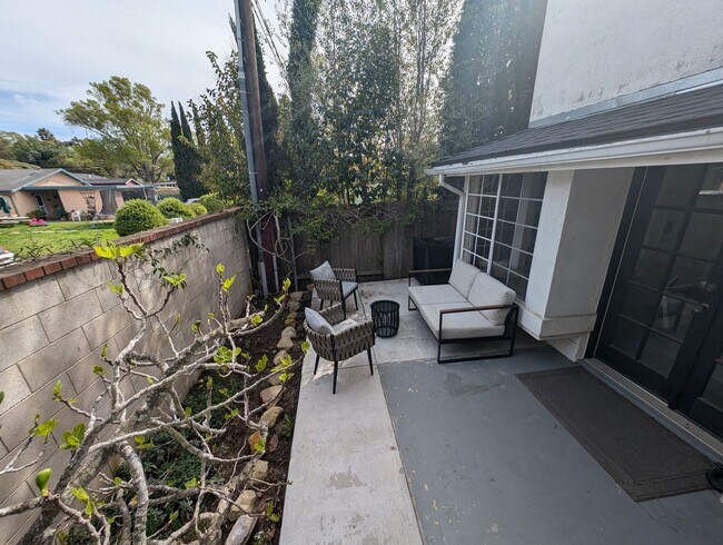 Building Photo - Quaint 2 Bedroom 1.5 Bathroom Townhome Style Unit In Santa Barbara