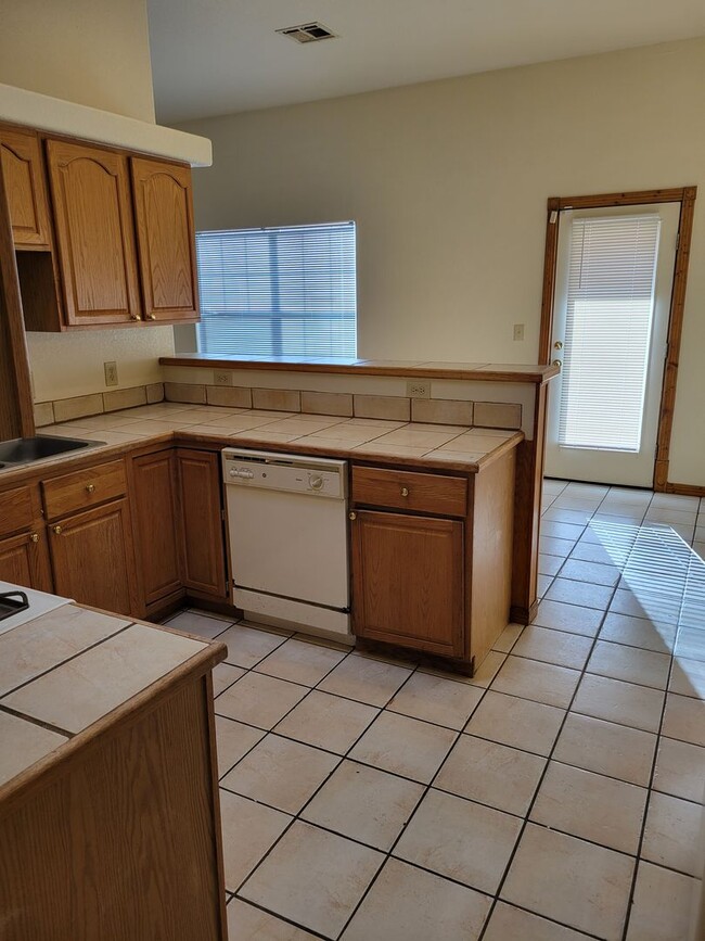 Building Photo - Spacious 3 Bedroom 2 Bathroom Home *** Mov...