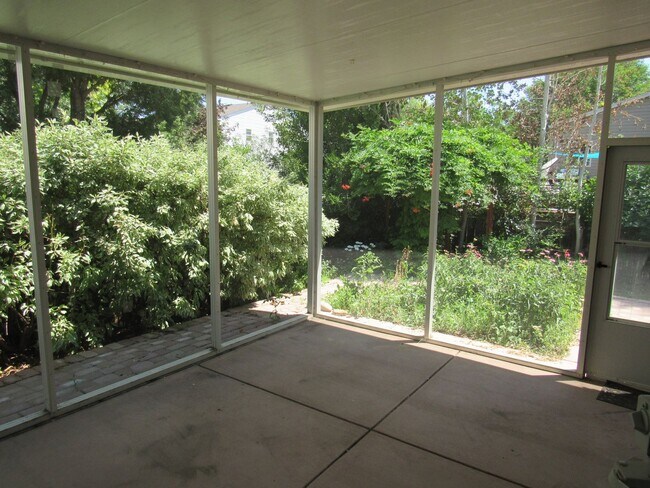 Building Photo - Ranch home in quiet neighborhood