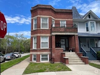Building Photo - 1300 E 72nd St