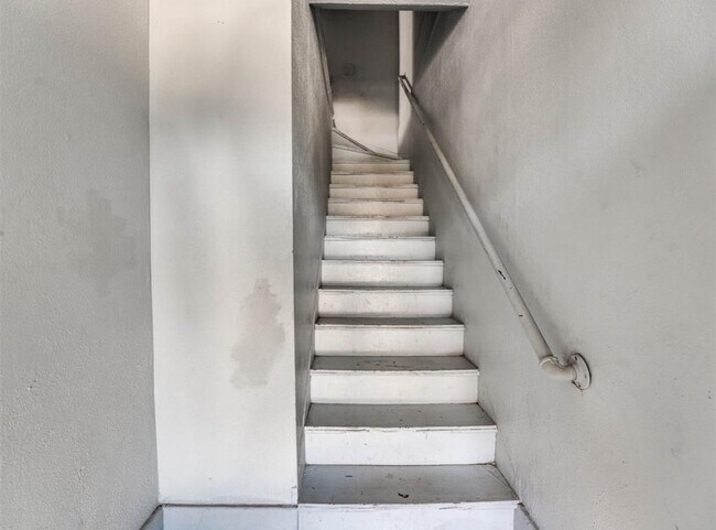 Building Photo - 220 E Springer Ave