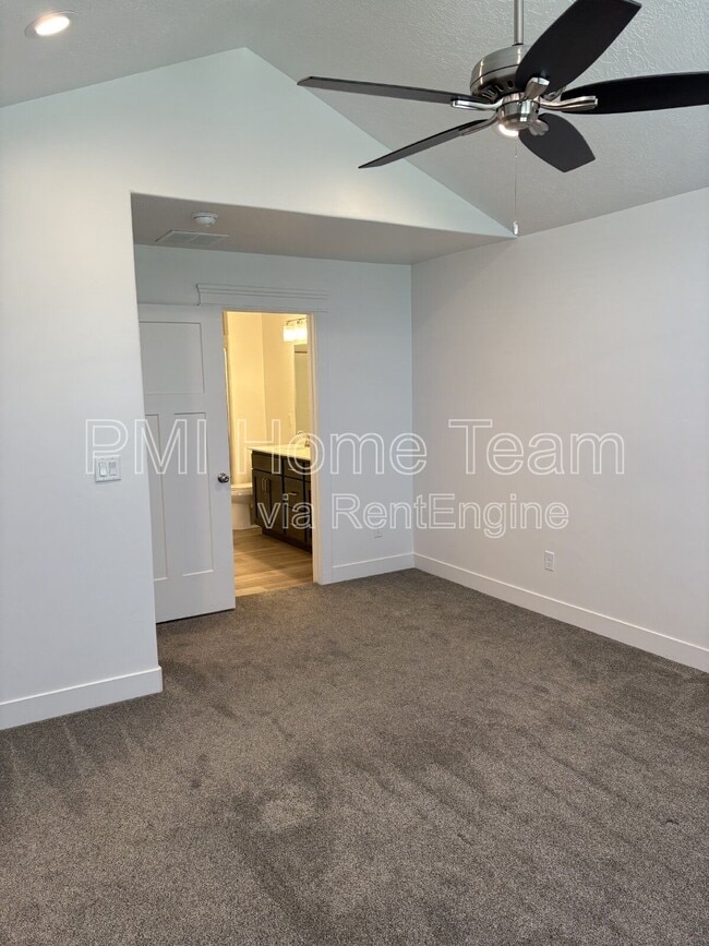 Building Photo - 614 W Cozy Ln