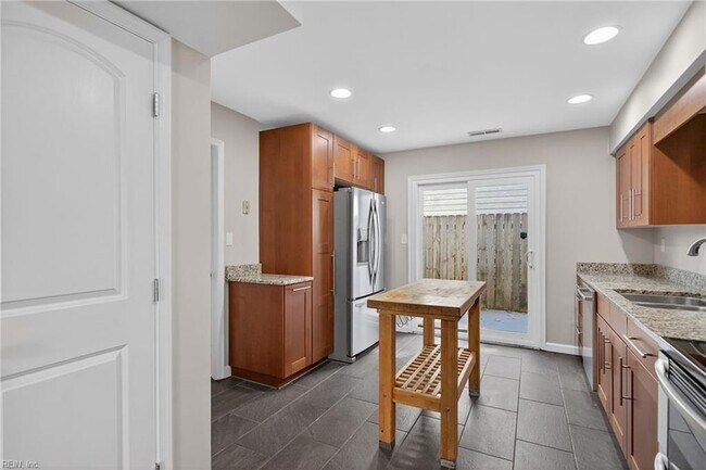 Building Photo - 5677 Rushmere Dr