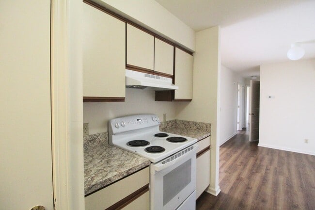Building Photo - Madison Manor Condo for Rent with 3 Bedrooms and 2 Baths.  Great Location!