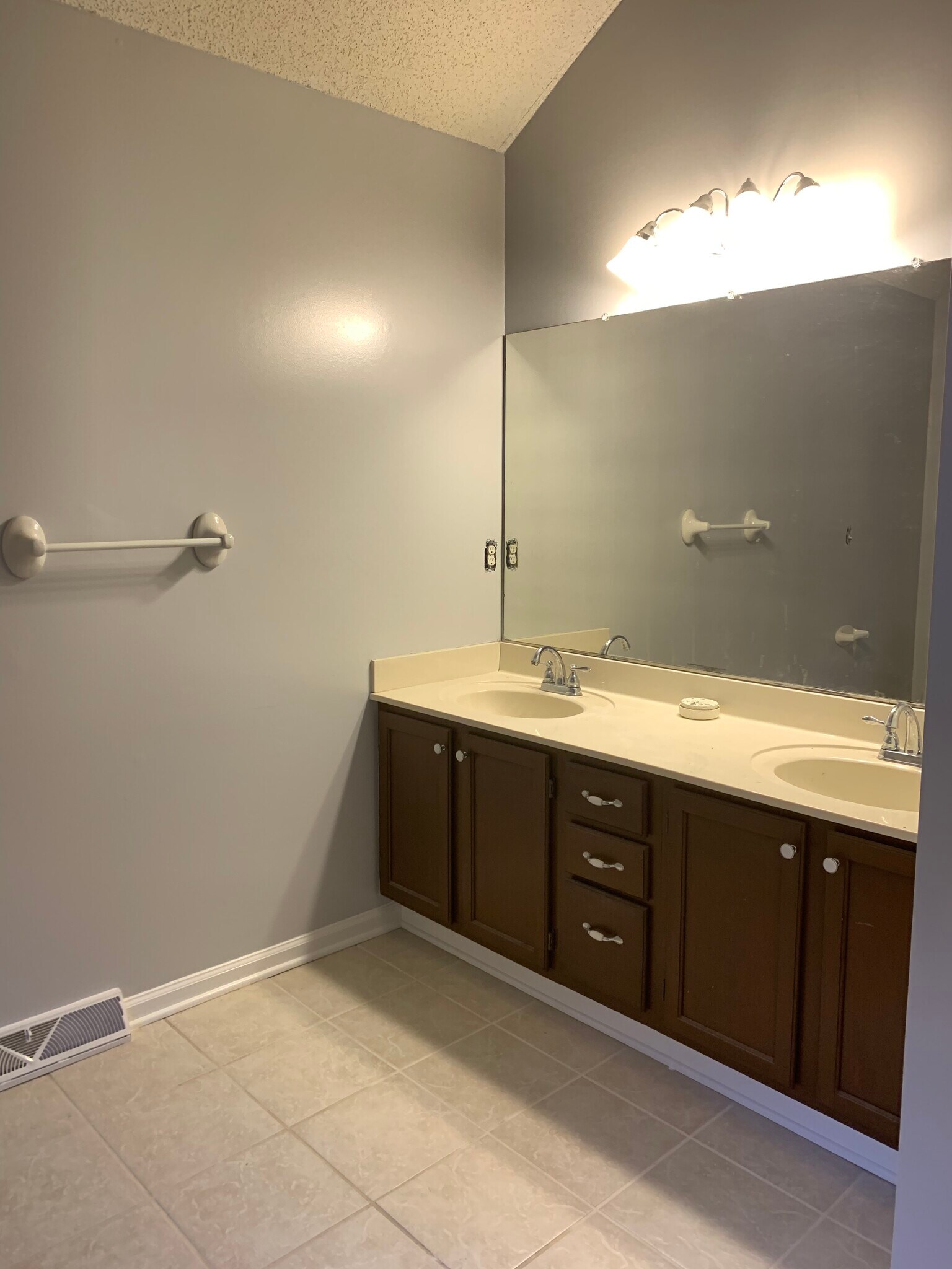 Master bath - 2213 Briar Glen Rd