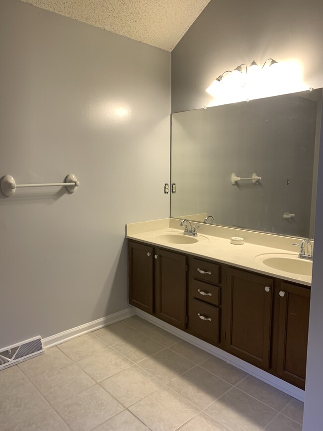 Master bath - 2213 Briar Glen Rd