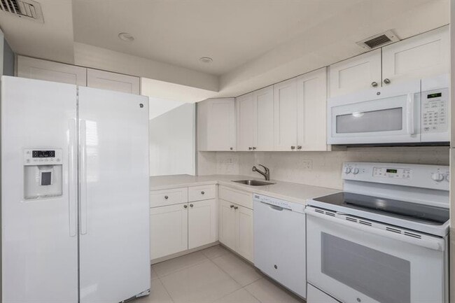 Building Photo - 3050 N Palm Aire Dr