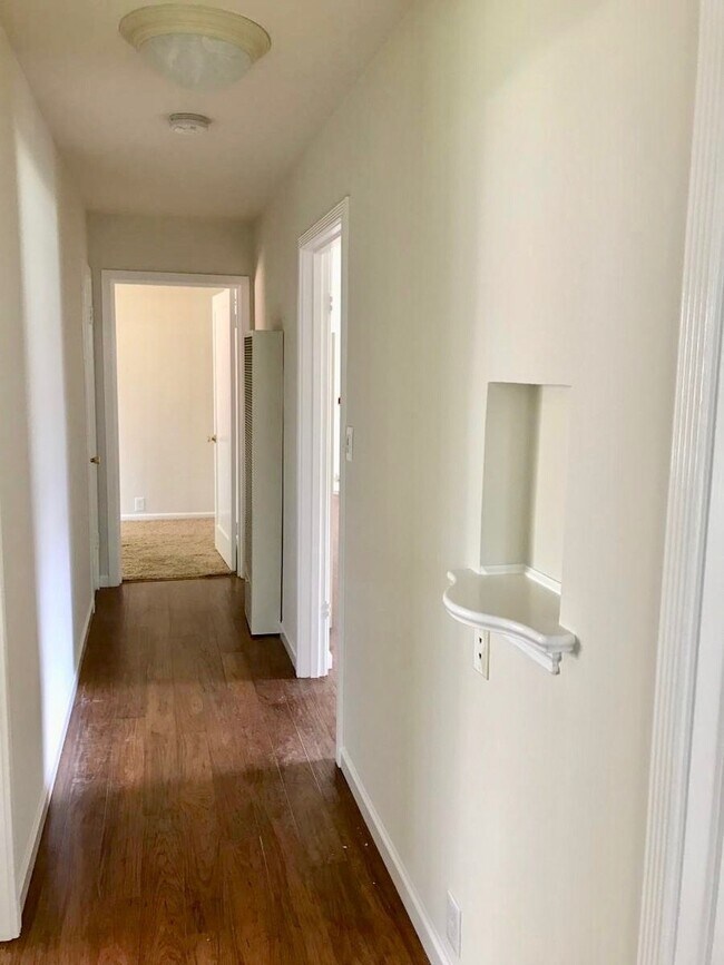 Building Photo - Spacious 3 Bed 1.5 Bath House Close to Val...