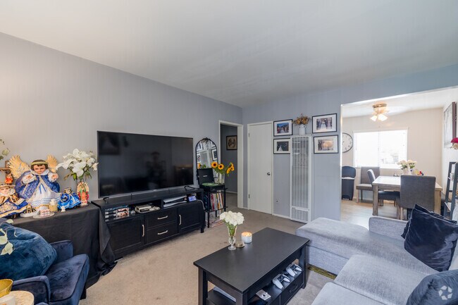 Living Room - 115 N Oak St