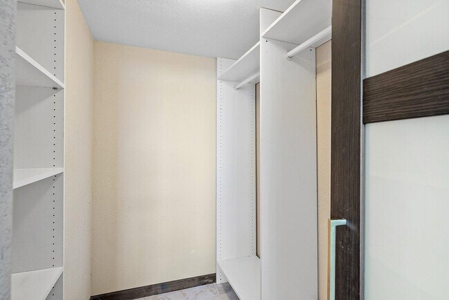 Building Photo - 2400 Deer Creek Country Club Blvd