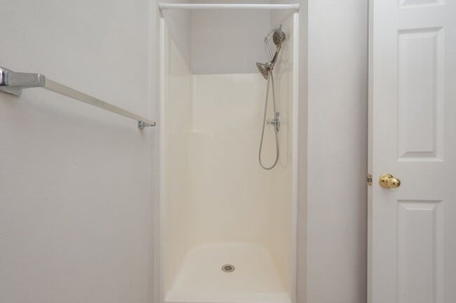 Building Photo - First Floor Oaks Unit!