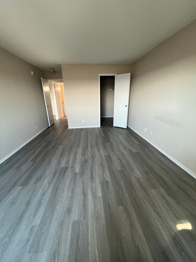 Building Photo - 203 Yoakum Pkwy