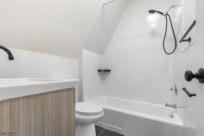 Building Photo - 676 Chestnut St