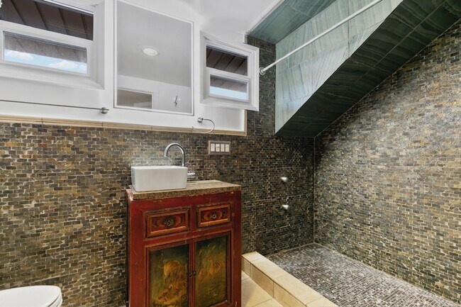 Building Photo - Classic Portland Bungalow