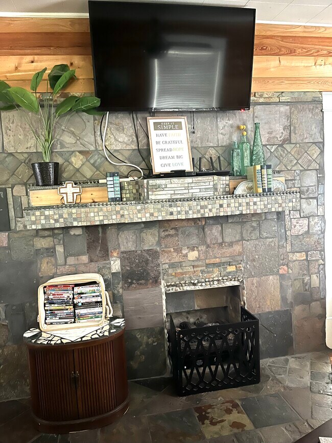 Building Photo - 1706 Mary St