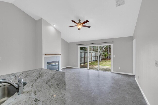 Building Photo - "Spacious 3-Bedroom Home with 2 Full Baths in the Heart of Palm Coast!"