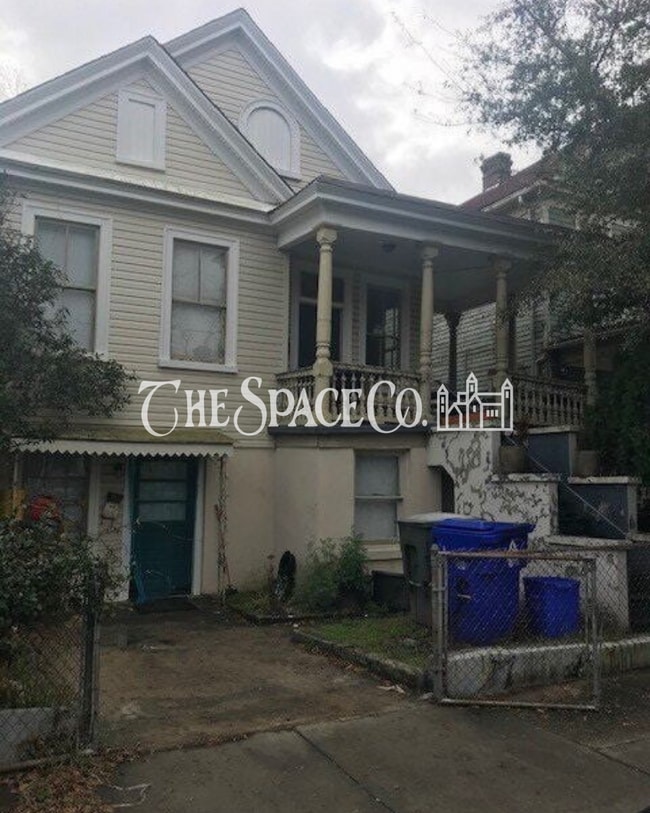 Building Photo - Charming 2-Bedroom Retreat in Historic Charleston – Your Perfect Urban Oasis!