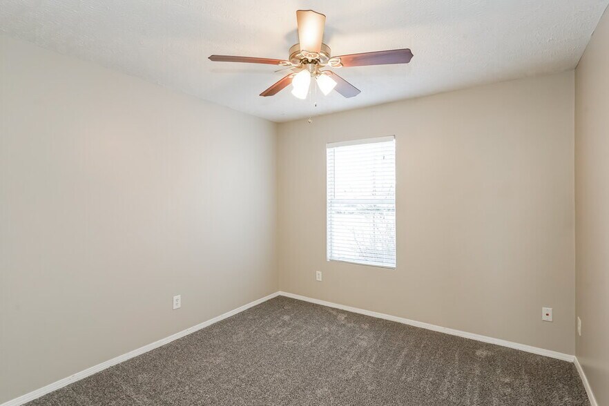 Building Photo - 2109 Carlton Ln