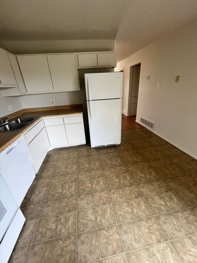 Building Photo - 1704 Cedarhill Dr