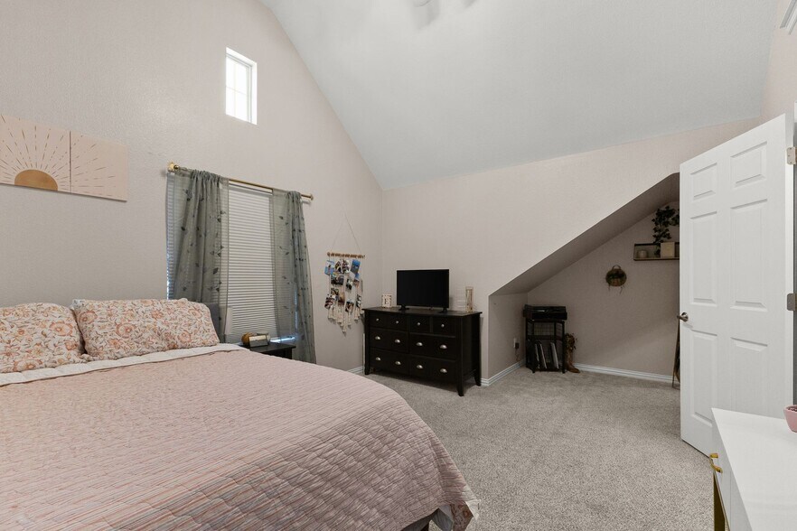 Building Photo - 3 Bed Available at Waterwood Townhome Complex!