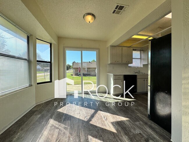 Building Photo - 3 Bedroom House in a Great Neighborhood