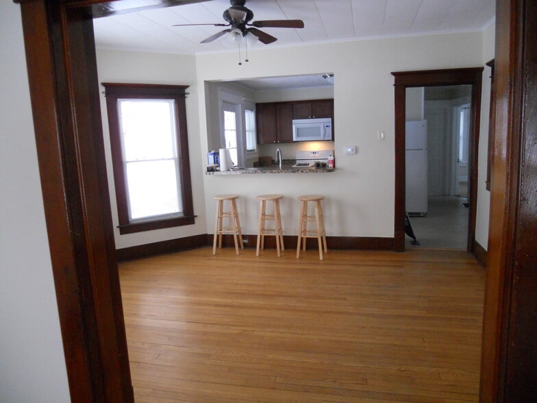 Living room looking at kitchen - 21 Beech St
